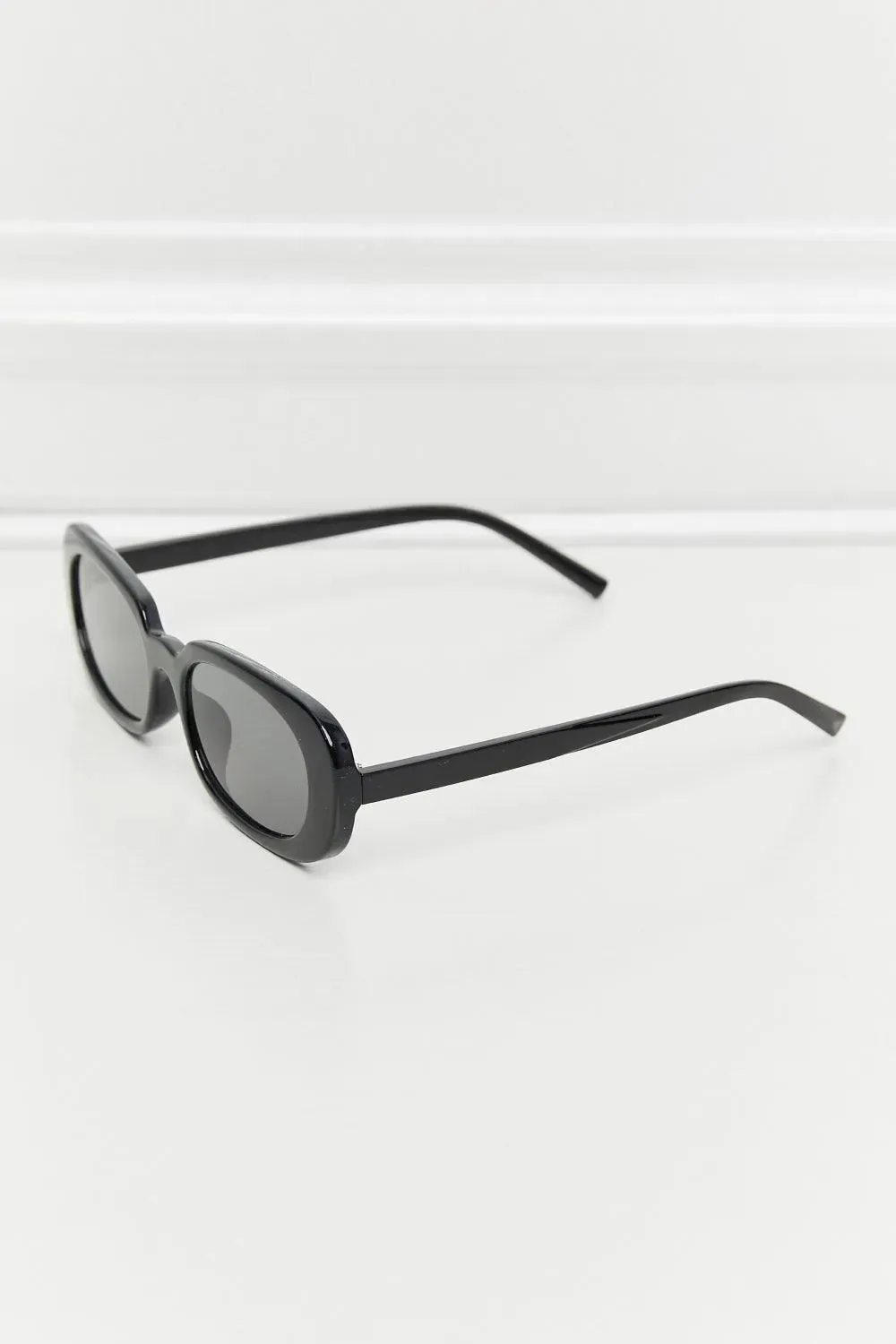 Stylish Oval Full Rim Sunglasses for Women: Top Summer Pick!